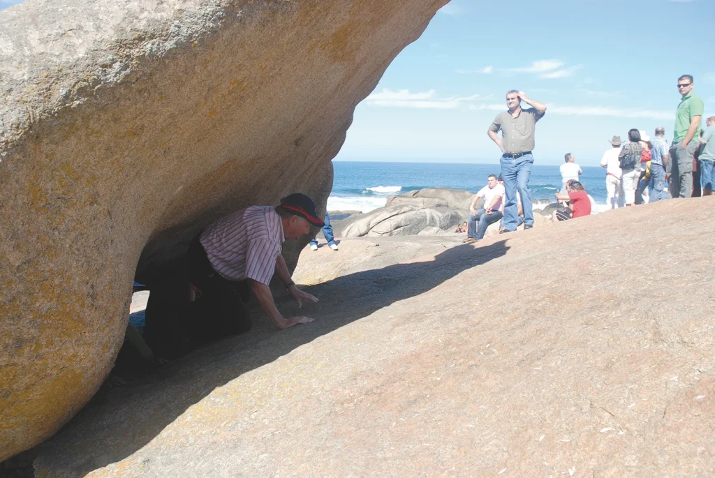 199 Romeiro Pasando Por Debaixo Da Pedra De Abalar