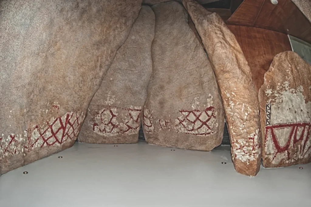 121. Detalle Das Pinturas Na Reprodución Da Cámara Do Dolmen