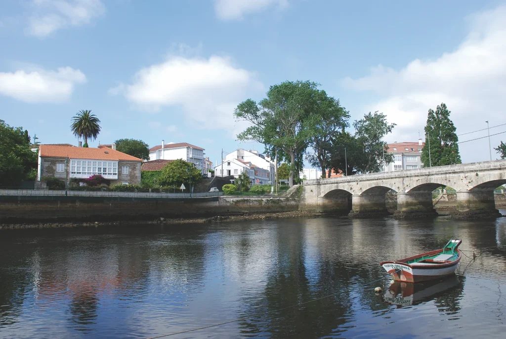 125. Ponte Sobre O Río Anllóns E Casa De E. Pondal