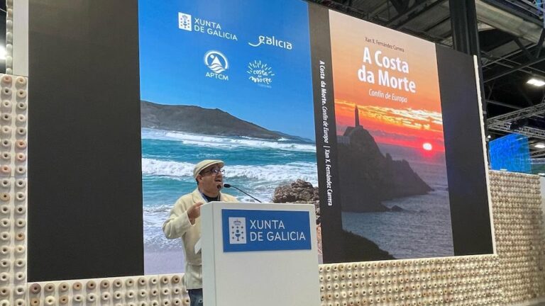 Pepe formoso presentando o libro costa da morte confín de europa