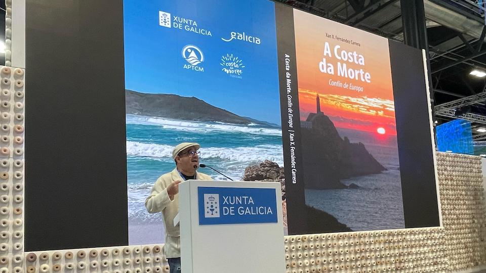 Pepe formoso presentando o libro costa da morte confín de europa